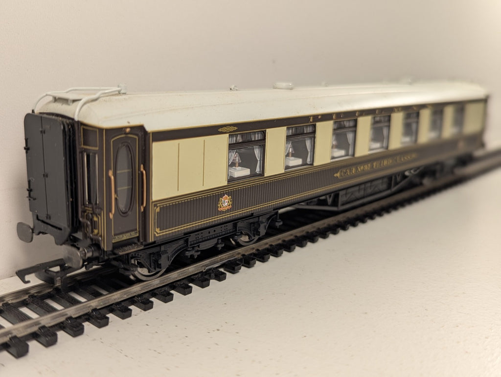 Hornby R4144 Pullman 3rd Class Parlour Car 'Car No. 35'  - Lights up