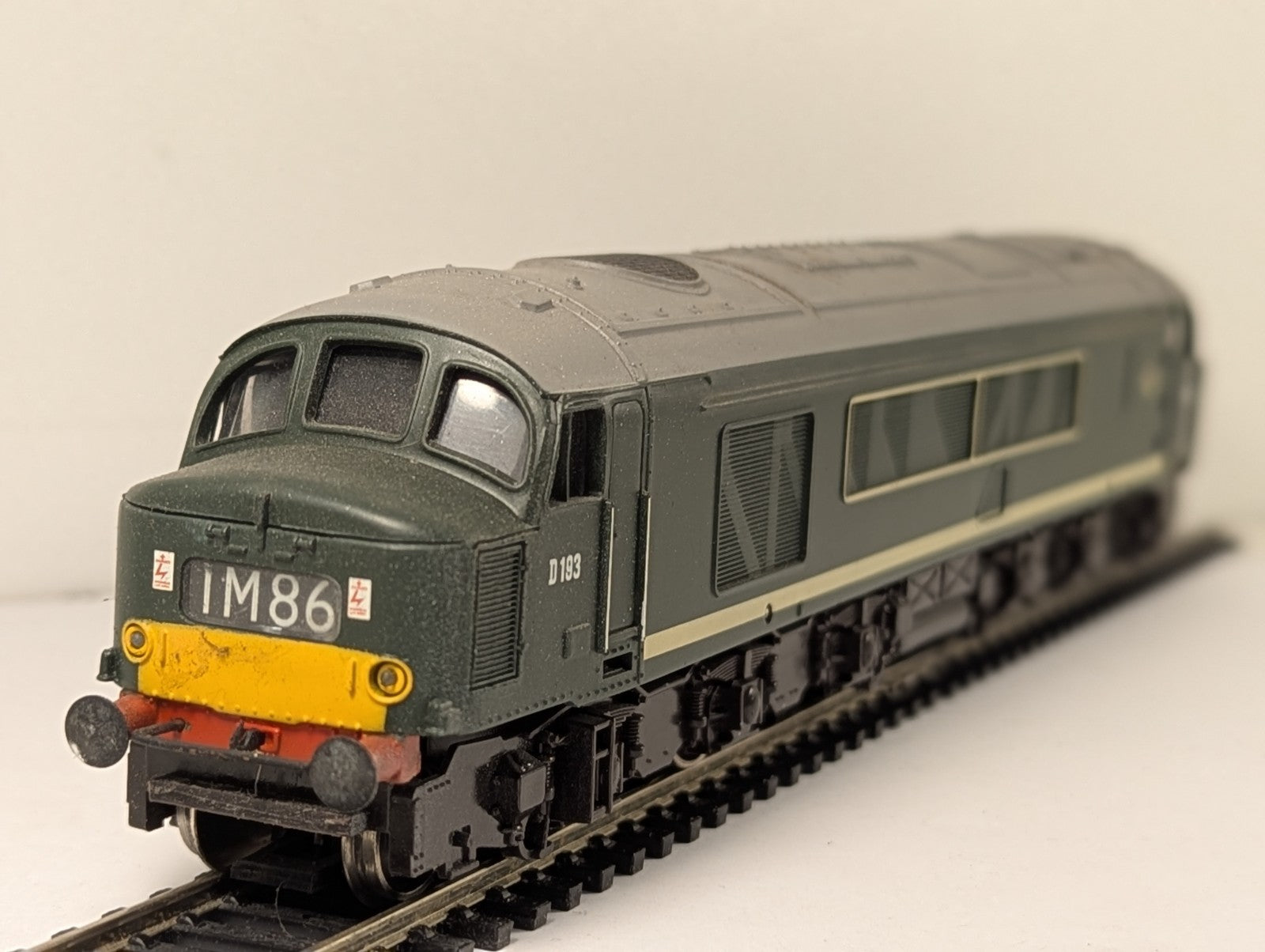 Mainline OO Gauge Class 45 Locomotive D193 BR Green with Small Yellow Panels