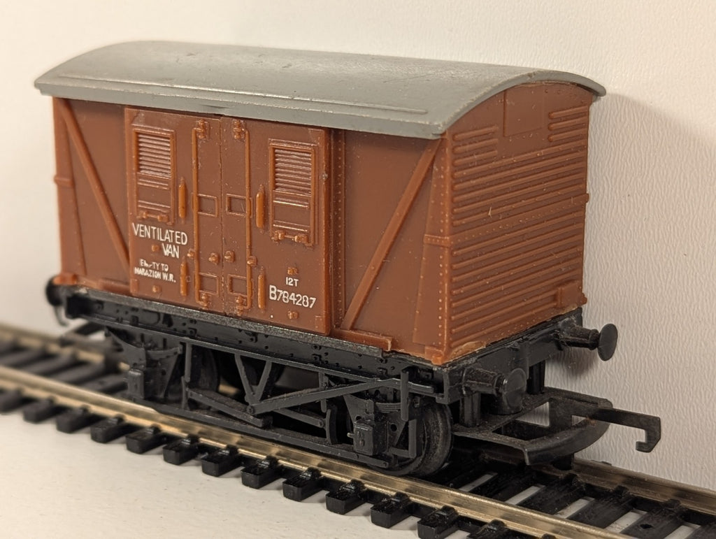 Tri-ang R11A OO Gauge 12-Ton Closed Van