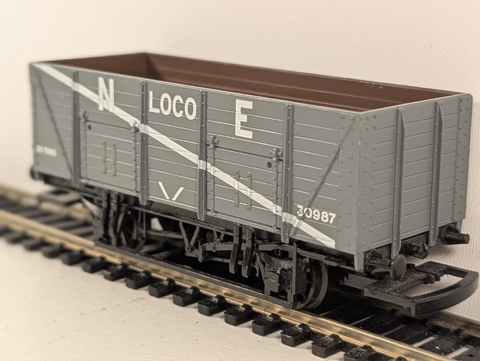 Mainline OO Gauge LNER Grey 7 Plank Wagon – Missing Buffer