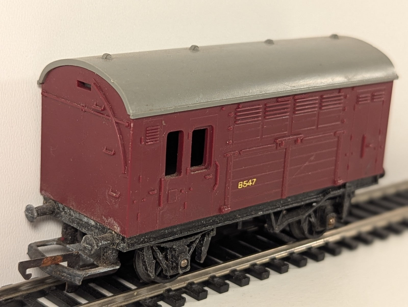 Hornby Horse Box Wagon BR Maroon B547 OO Gauge Coverter Wagon