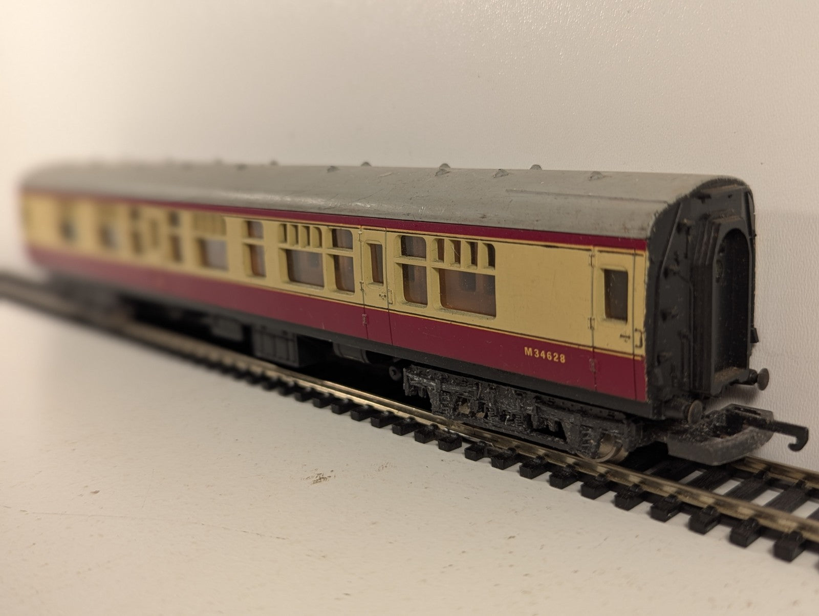 Lima OO Gauge BR Mk1 Corridor Composite Passenger Coach M34628