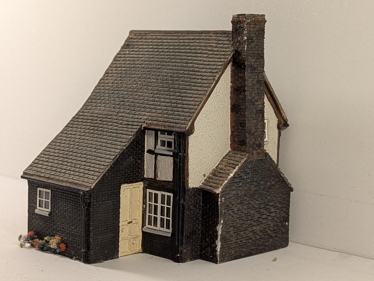 Hornby OO Gauge Skaledale Corner Cottage Model Railway Building R8624