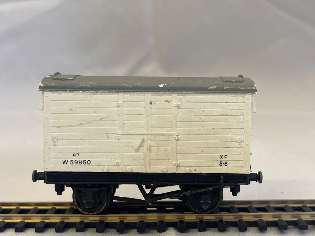 Hornby Dublo OO Gauge 6 Ton Refrigerated Van Missing Couplings