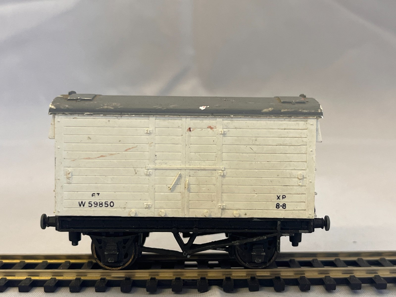 Hornby Dublo OO Gauge 6 Ton Refrigerated Van Missing Couplings