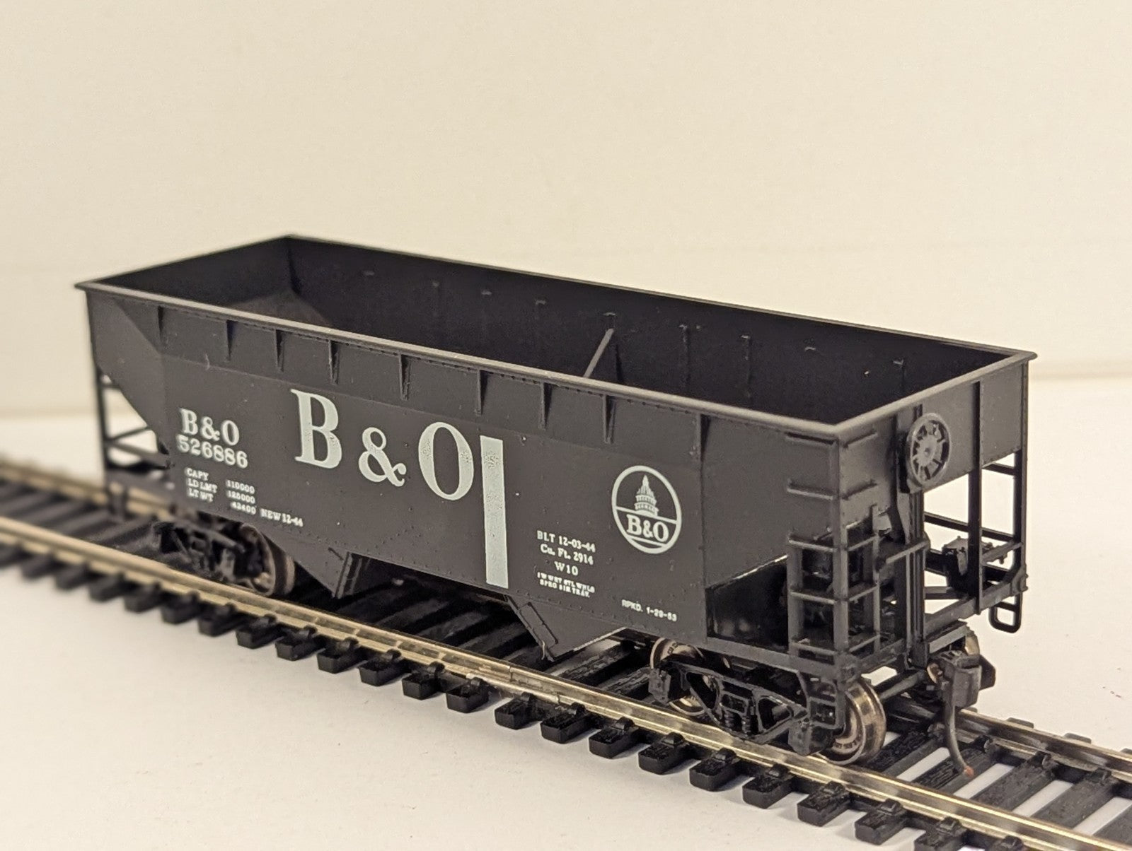 Athearn HO Gauge 34ft 2-Bay Flat-End Hopper (Offset with Square End)