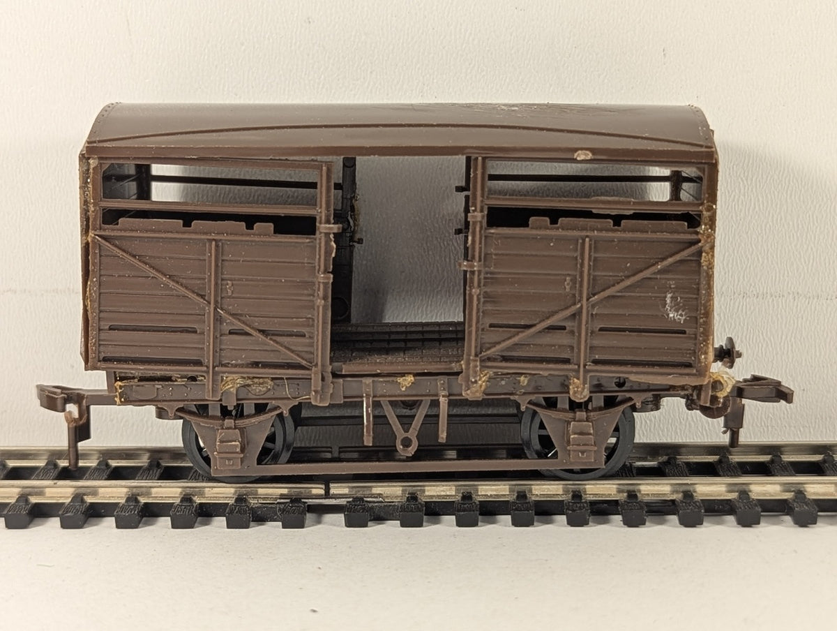 Airfix OO Gauge Cattle Wagon Goods Wagon Brown