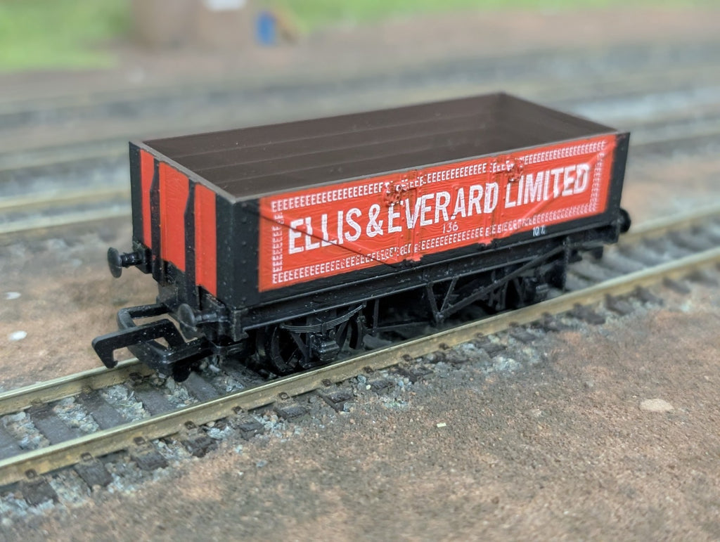 Mainline 37-131 OO Gauge 5 Plank Wagon Ellis & Everard Ltd No. 136  Boxed