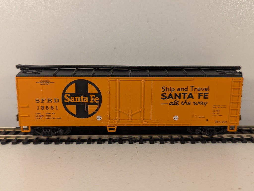 Walthers HO Scale 40' Plug Door Reefer Freight Wagon 13561 Santa Fe