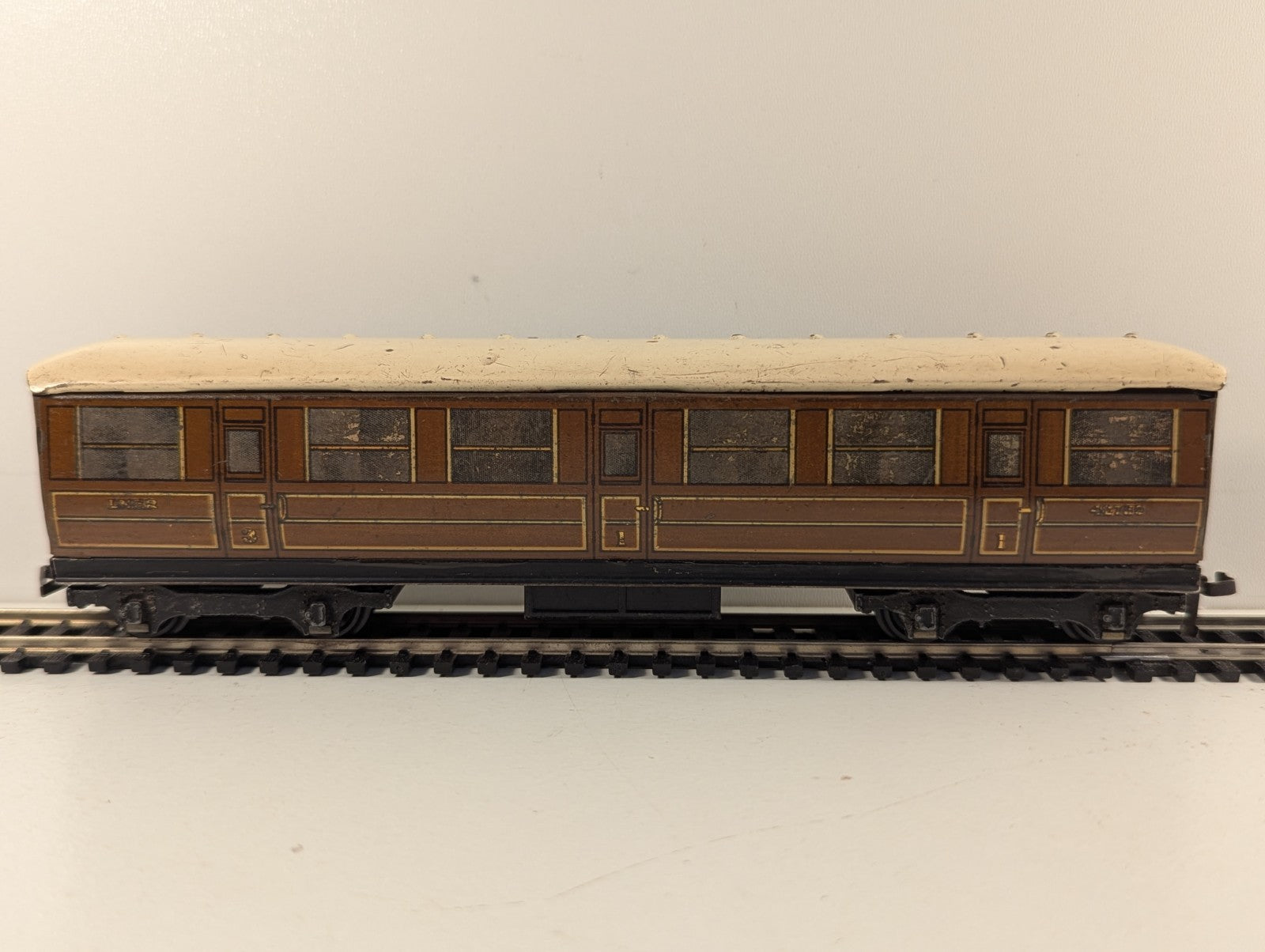 Hornby Dublo D1 LNER Teak First & Third Corridor Coach OO Gauge - missing buffer