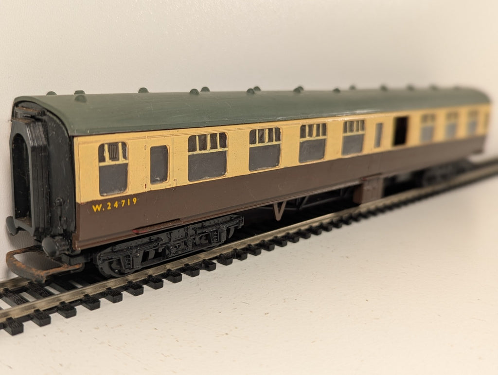 Kitmaster OO Gauge BR Mk1 Corridor Coach Chocolate & Cream