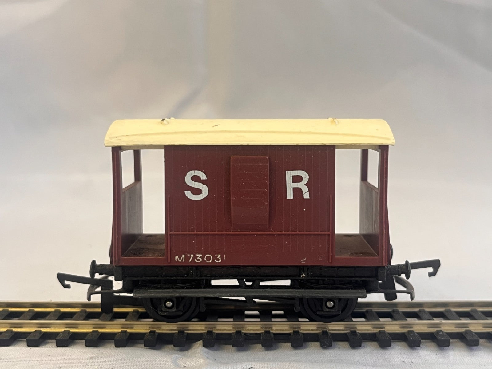 Tri-ang R16 OO Gauge Brown Brake Van