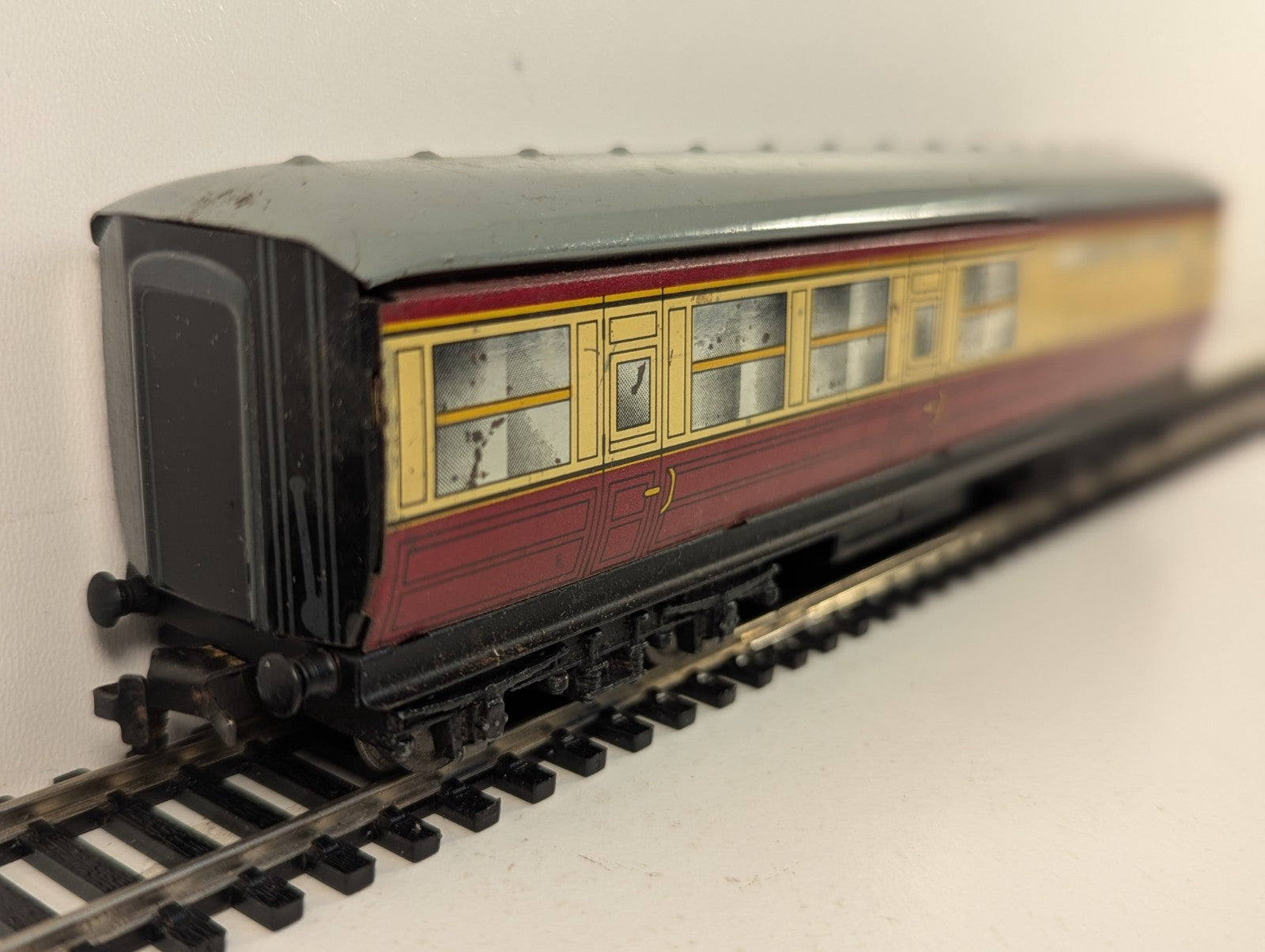 Hornby Dublo OO Gauge Tinplate Coach No. E45402E