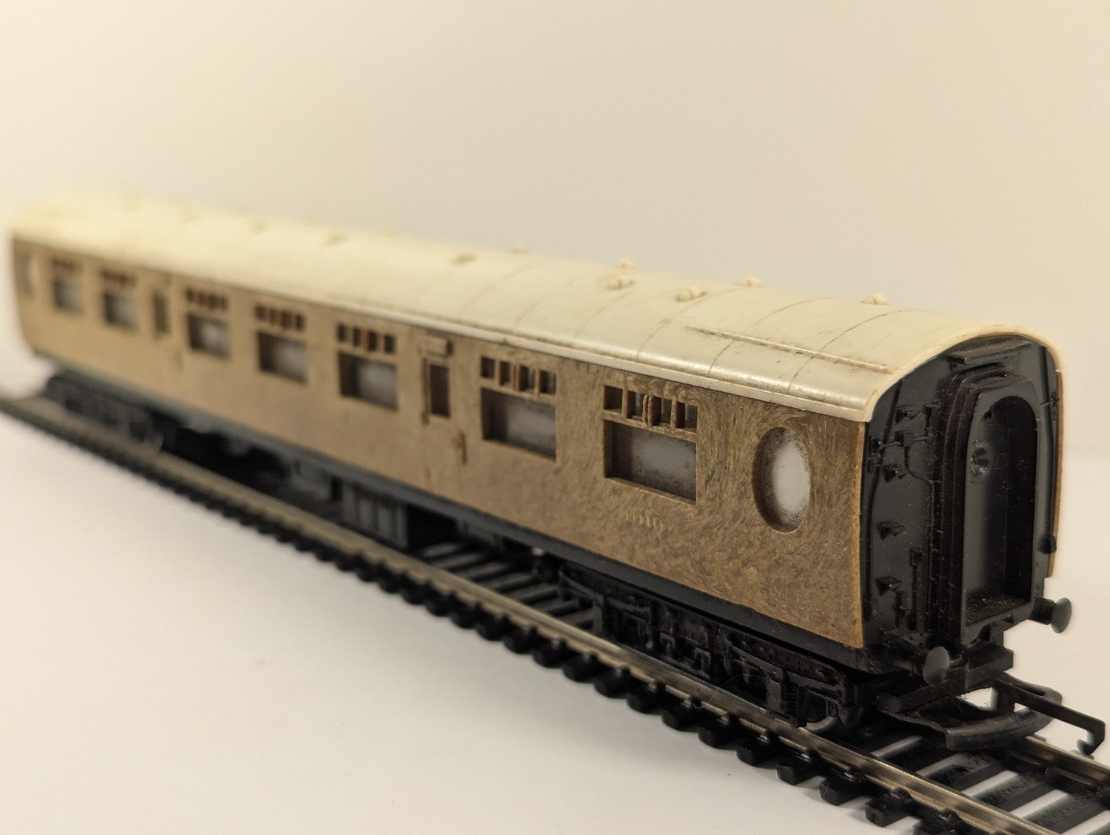 Hornby OO Gauge LNER Thompson Teak Brake Third Coach