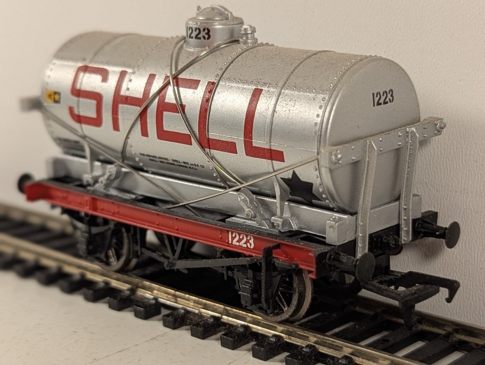 Bachmann OO Gauge 14 Ton Tank Wagon 1223 Shell / BP Silver 37-052