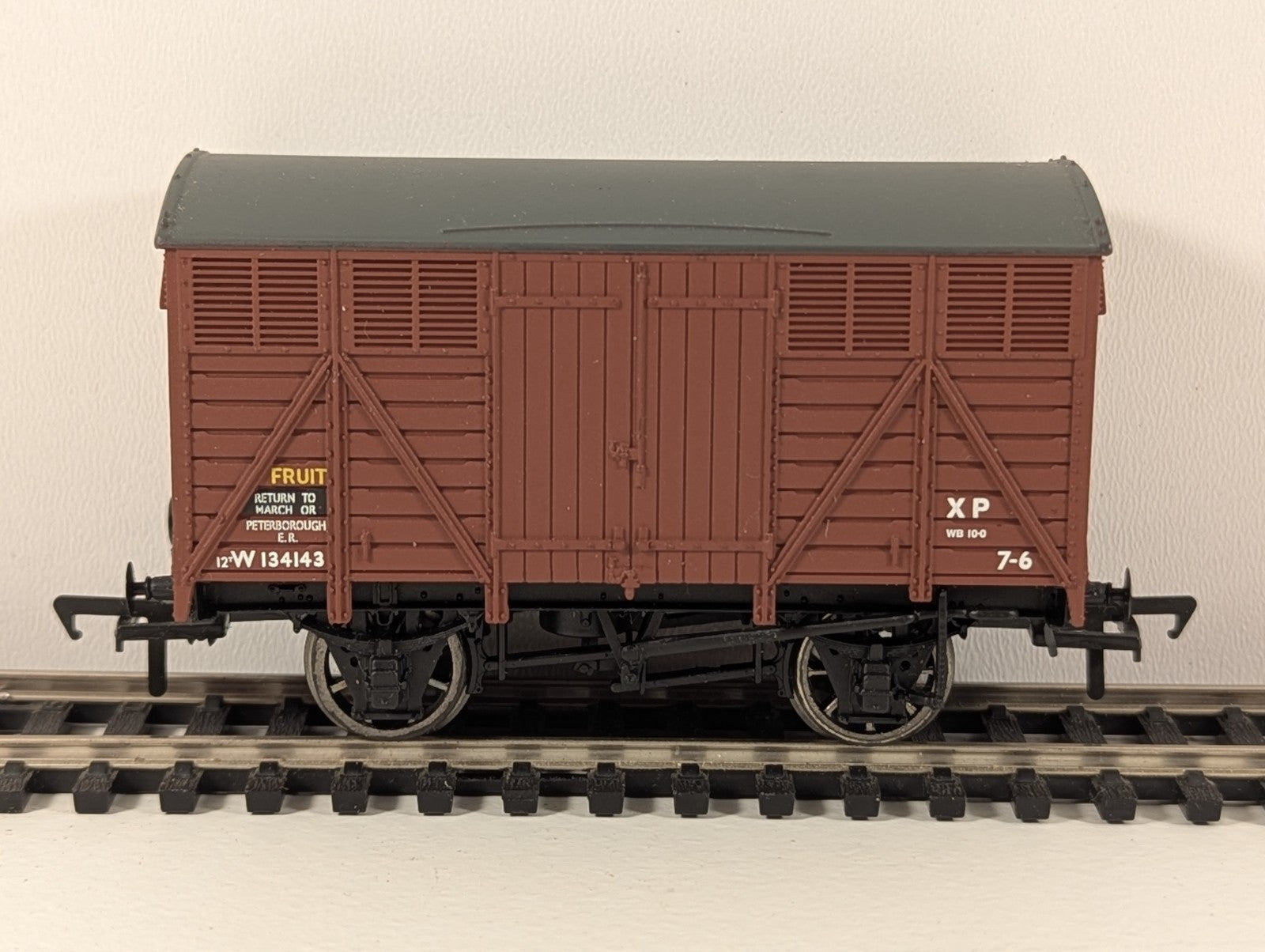 Bachmann Branchline OO Gauge 12-Ton Fruit Van