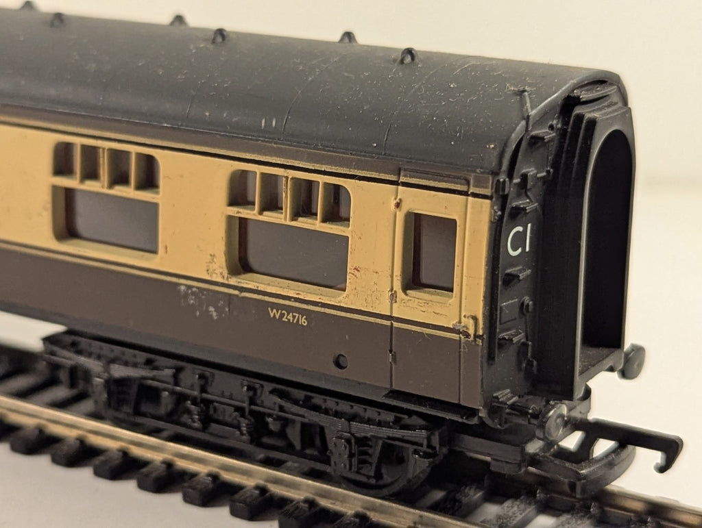 Mainline BR Mk1 Brake Second Corridor Coach OO Gauge