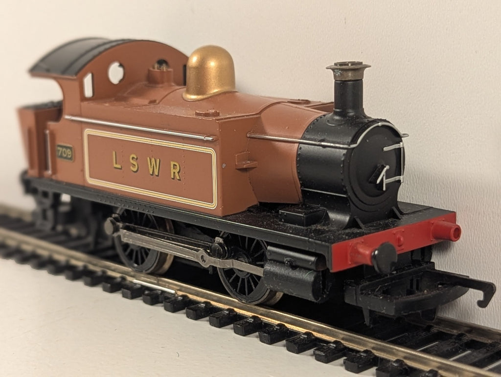 Hornby R1035 LSWR Class 101 Holden 0-4-0T No.709 Brown OO Gauge