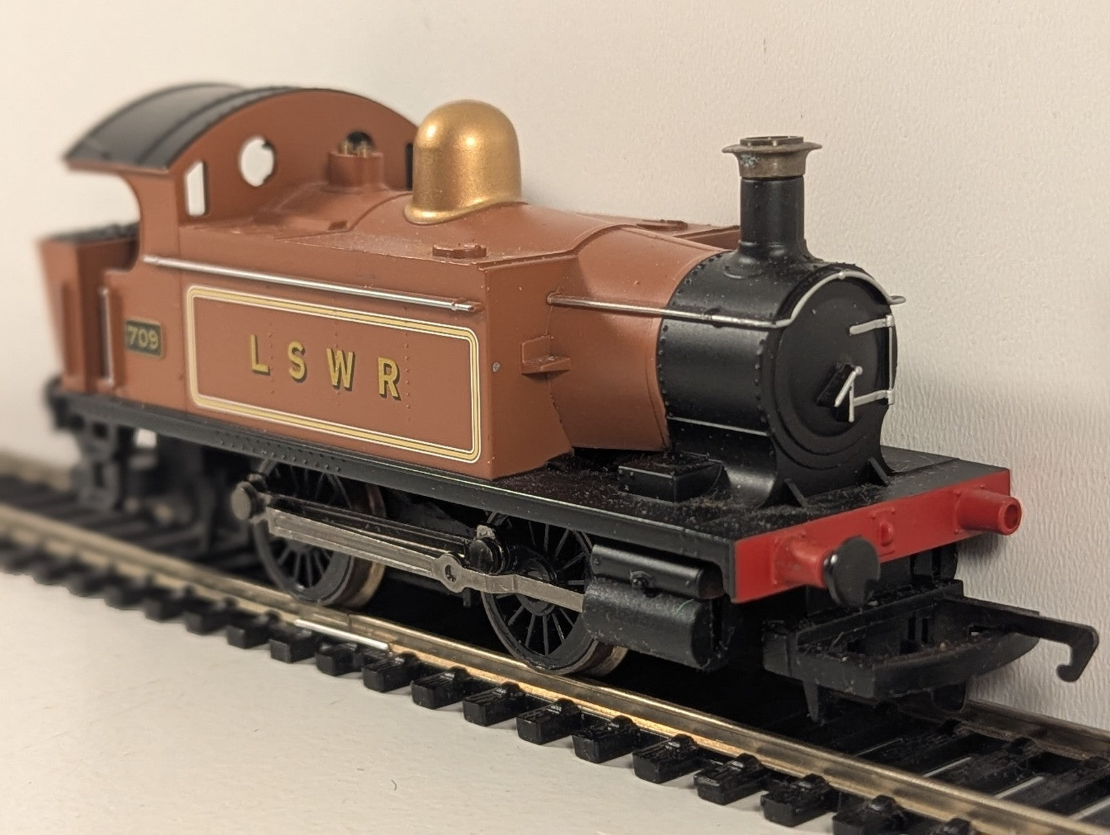 Hornby R1035 LSWR Class 101 Holden 0-4-0T No.709 Brown OO Gauge