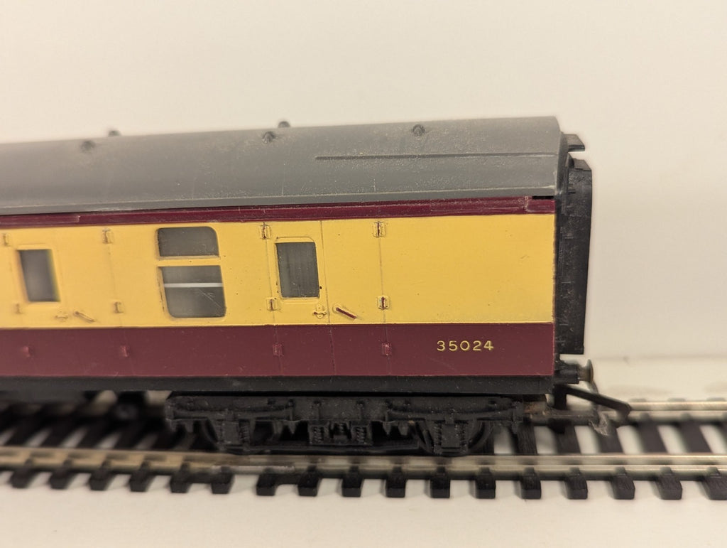 Tri-ang R383 OO Gauge BR Mk1 Brake Second Coach 35024 – Maroon & Cream