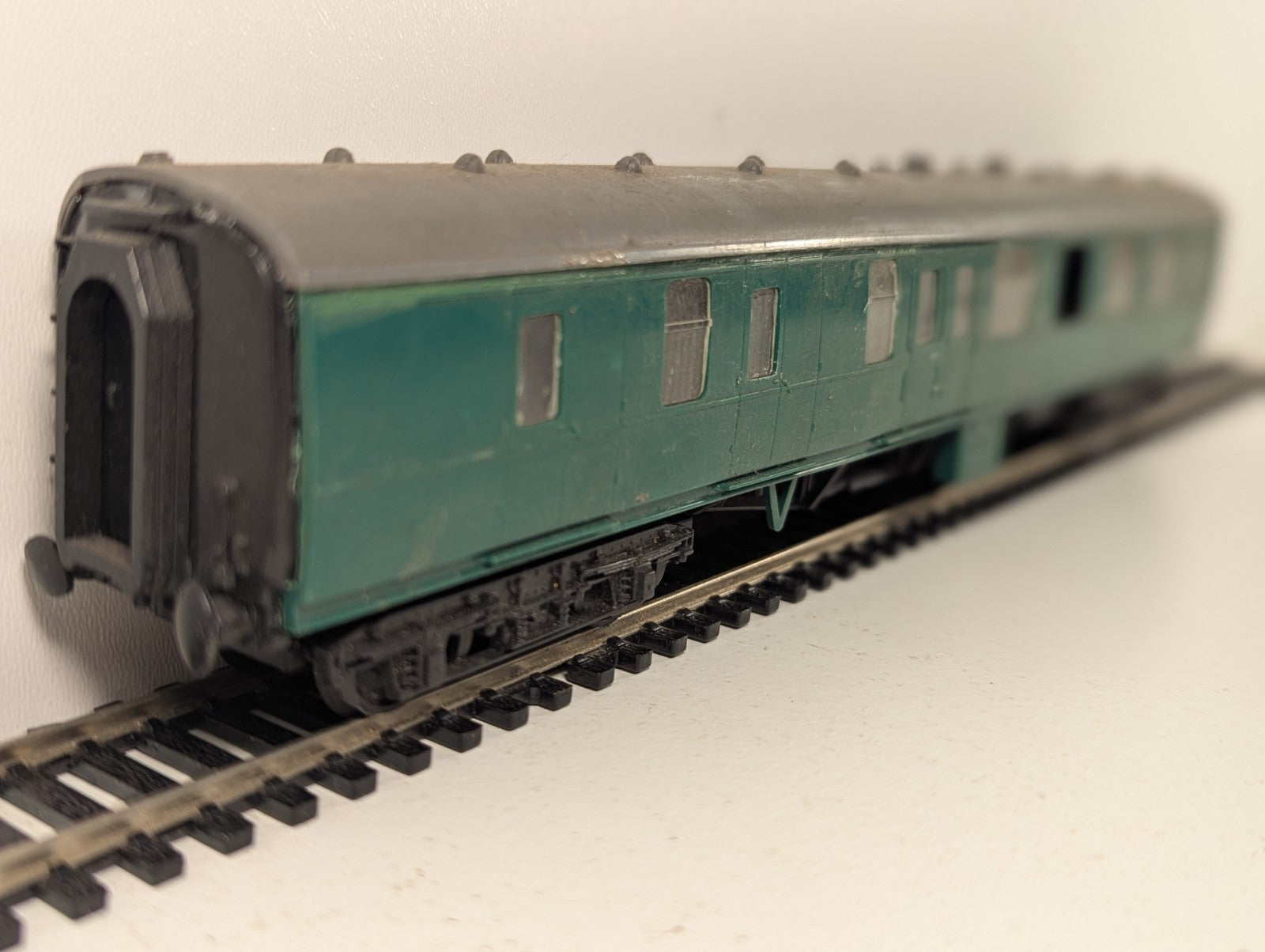 Kitmaster BR Mk1 Coach Green OO Gauge - Missing Couplings, Window & Buffer Beam