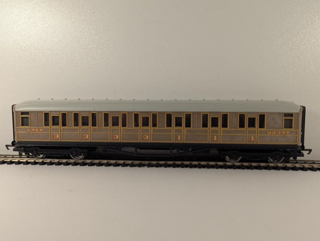 Hornby OO Gauge LNER Teak Composite Coach Passenger Coach 22357 R477
