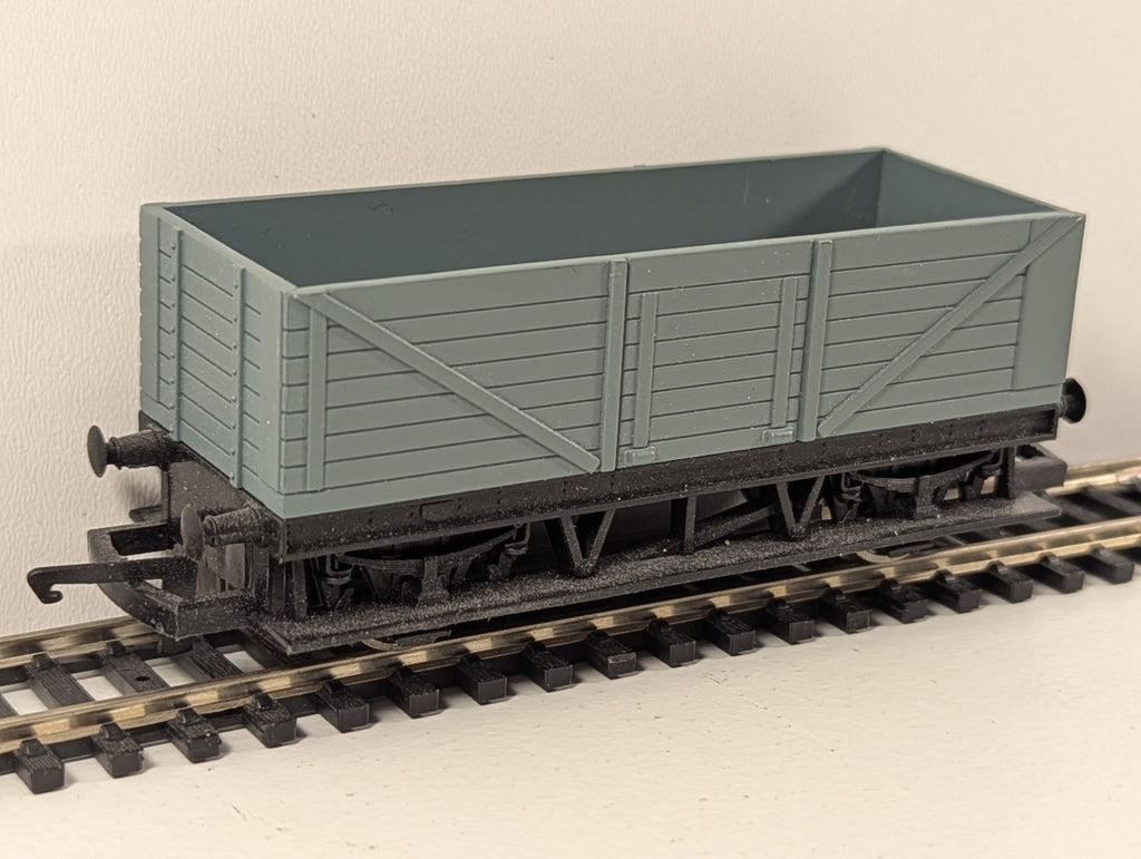 Hornby Freelance Long Wheelbase Wagon in Grey