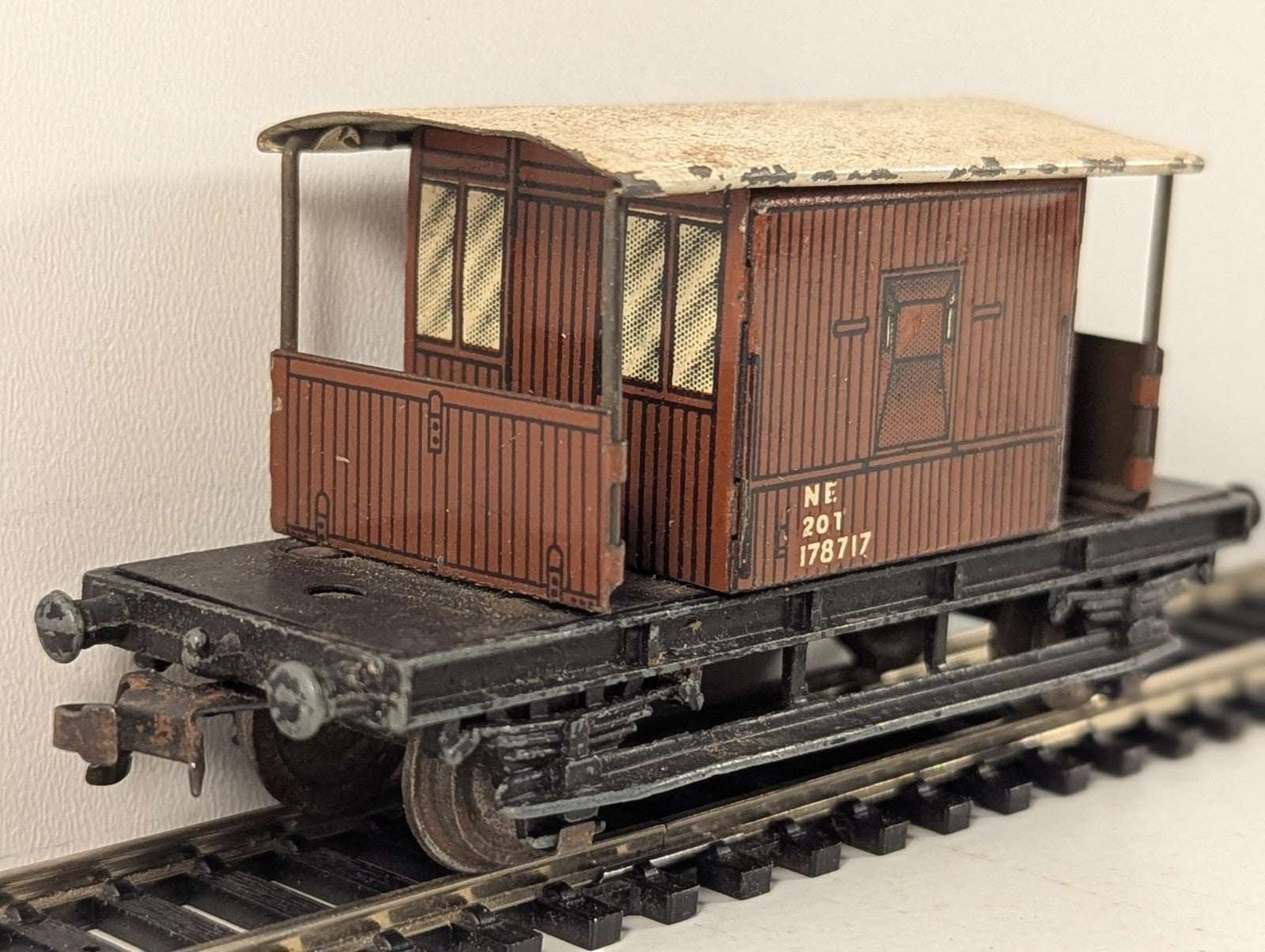 Hornby OO Gauge No. 1 Brake Van Goods Brake Van 178717 NE Brown