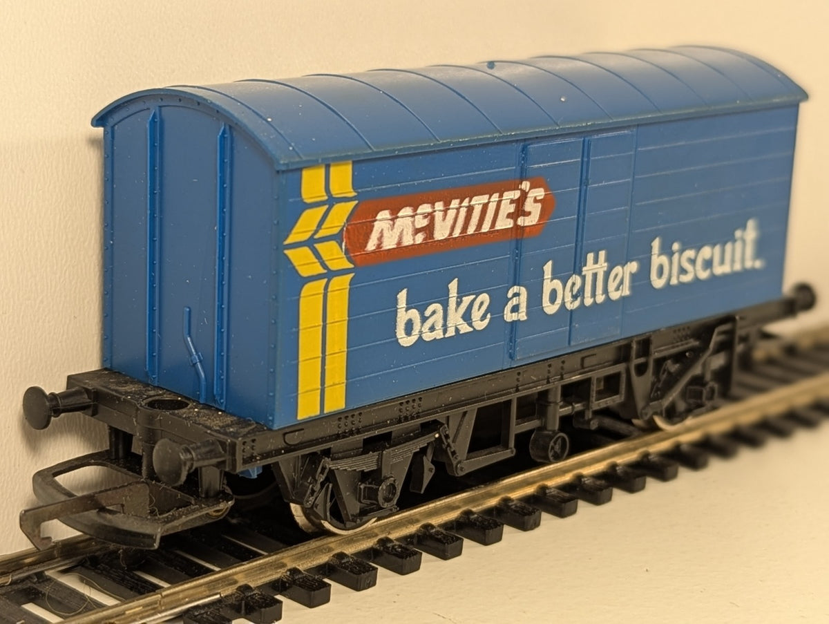 Hornby OO Gauge McVitie’s Biscuits Closed Van