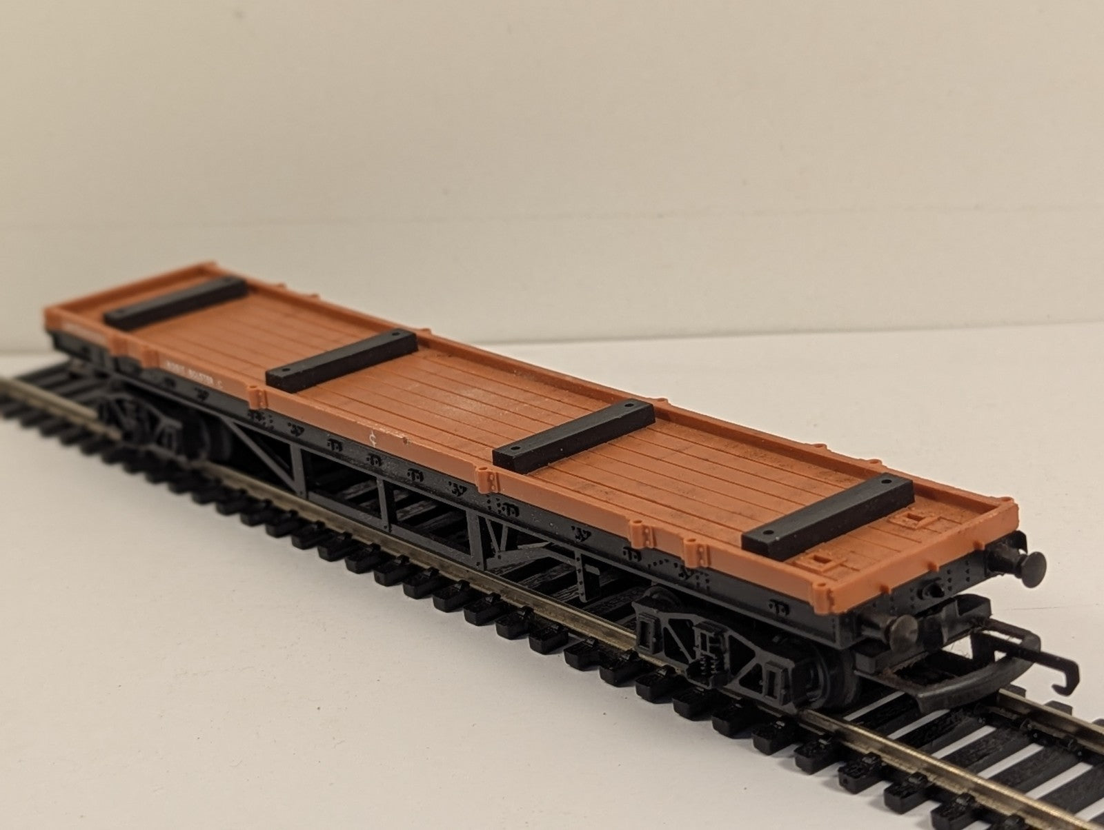 Hornby BR Brown 30 Ton Bogie Bolster C Wagon B940