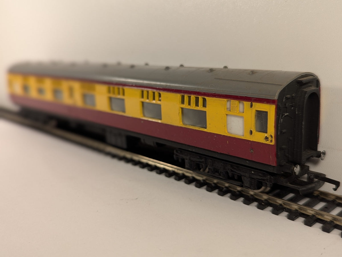 Tri-ang OO Gauge BR Composite Coach Passenger Coach BR Crimson and Cream R24