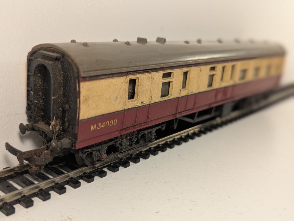Tri-ang R28 OO Gauge BR Blood & Custard Brake Third Coach