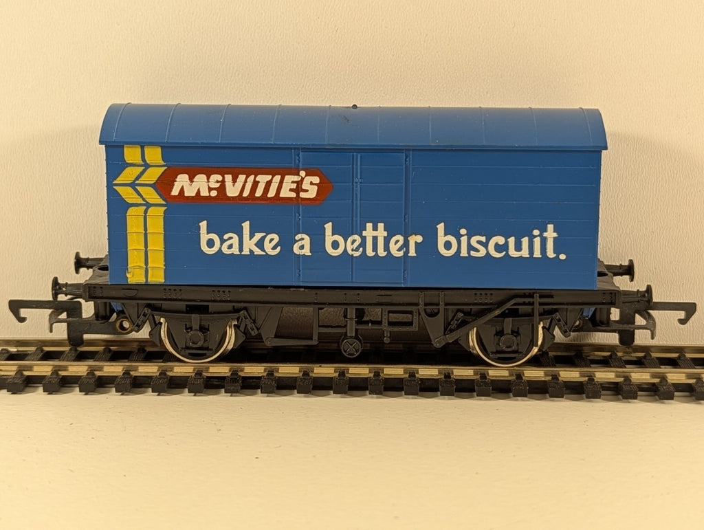 Hornby R727 OO Gauge McVitie's Biscuits Closed Van