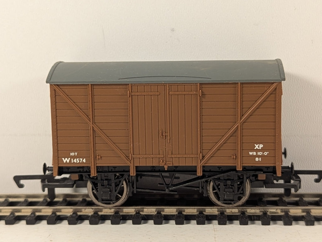 Hornby OO Gauge BR (Ex-GWR) 12 Ton Ventilated Van Wagons W14574 BR Brown
