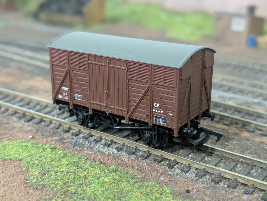 Bachmann 33-200 OO Gauge 12 Ton Fruit Van B875274 in BR Brown Livery - boxed