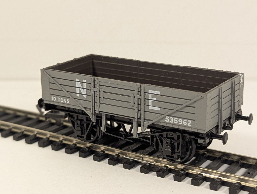Dapol OO Gauge NE 5-Plank 10 Ton Open Wagon 535962 LNER Grey