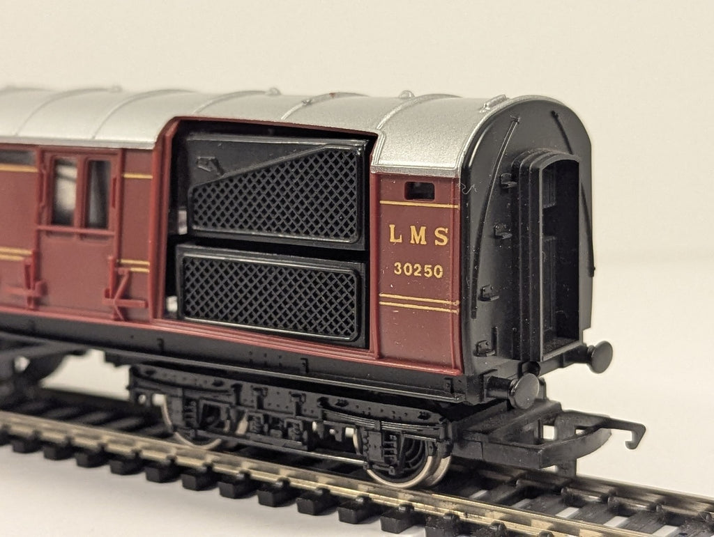 Hornby OO Gauge Operating Royal Mail Coach Passenger Coach 30250 LMS Maroon
