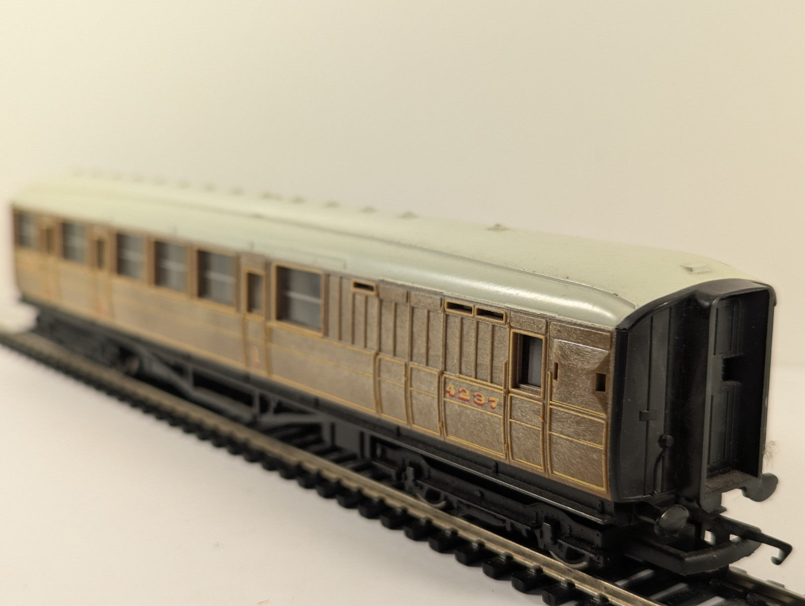 Hornby RailRoad OO Gauge LNER Teak Brake Coach R4333