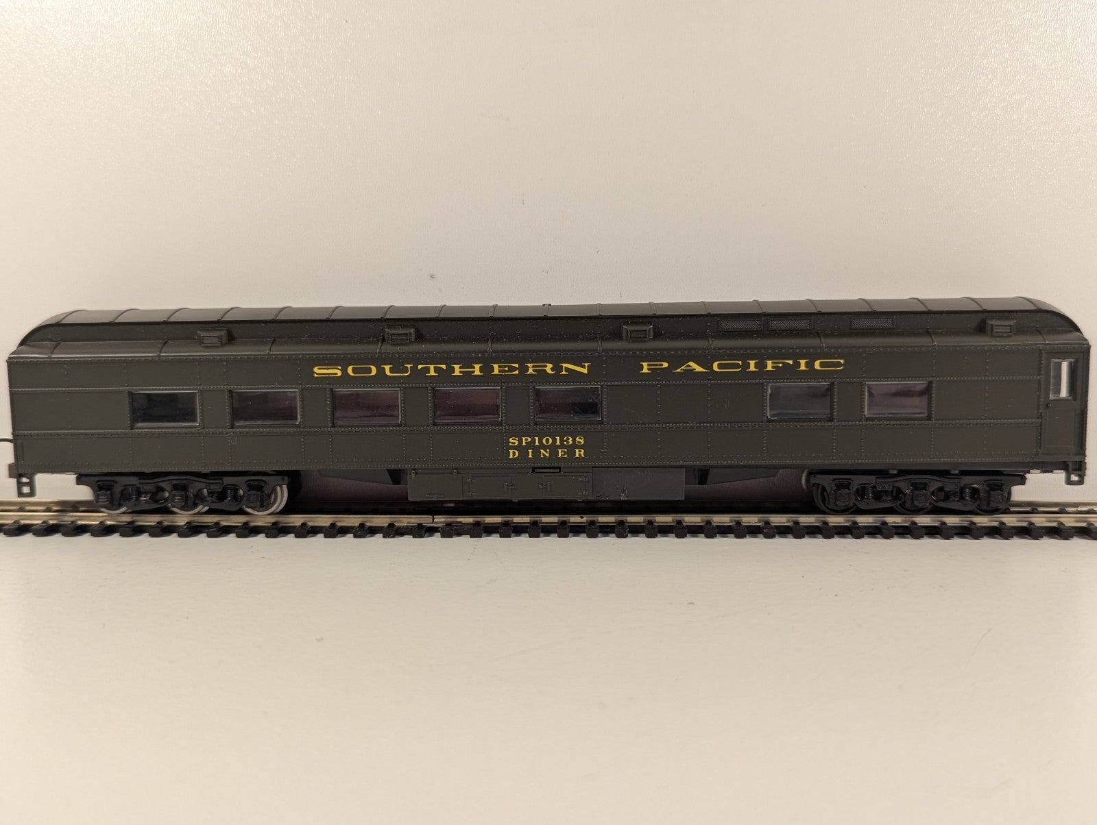 Athearn HO Gauge Southern Pacific Diner Car SP10138 - Boxed