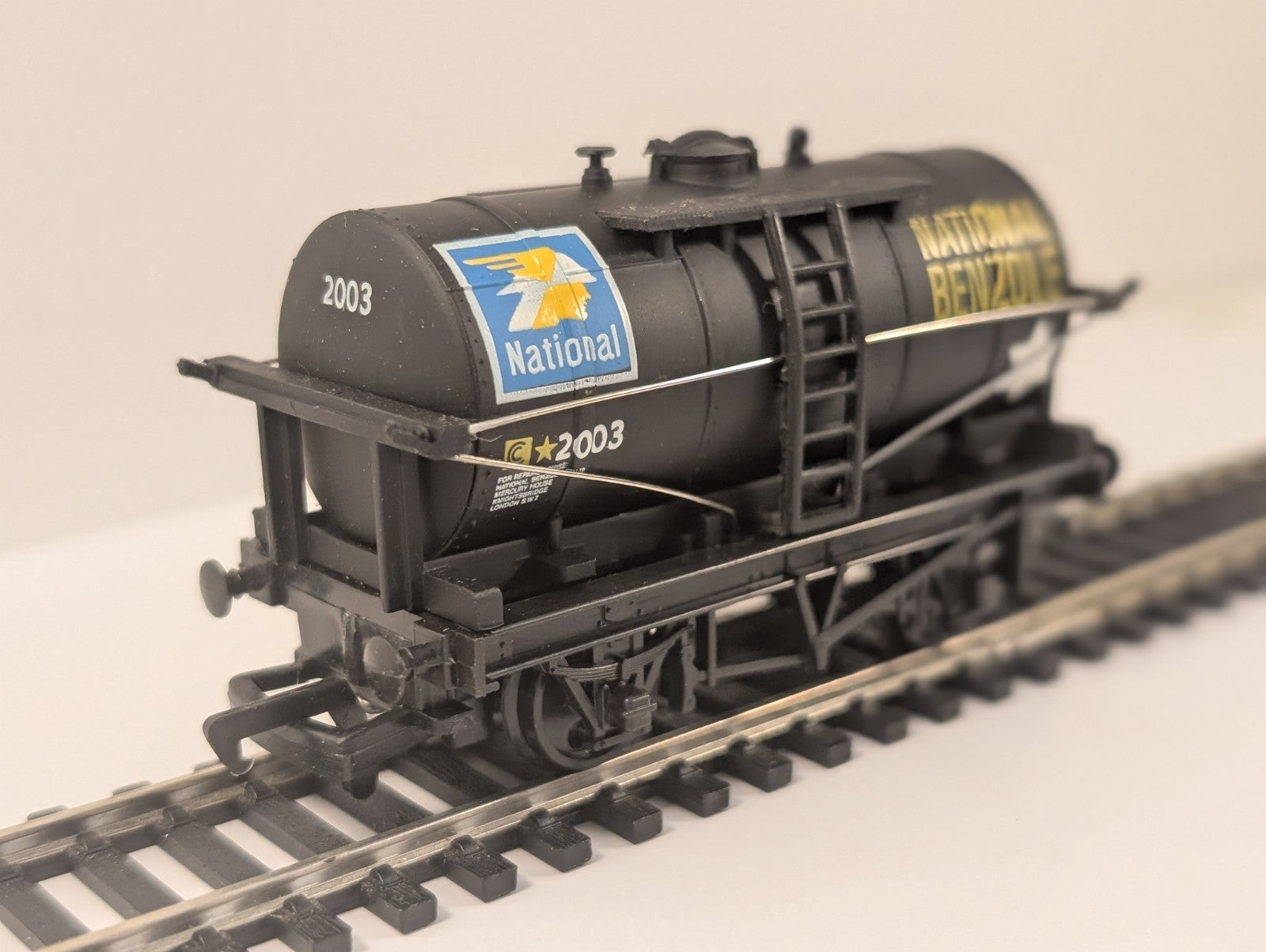 Mainline 37-146 OO Gauge National Benzole Tank Wagon 2134 Black