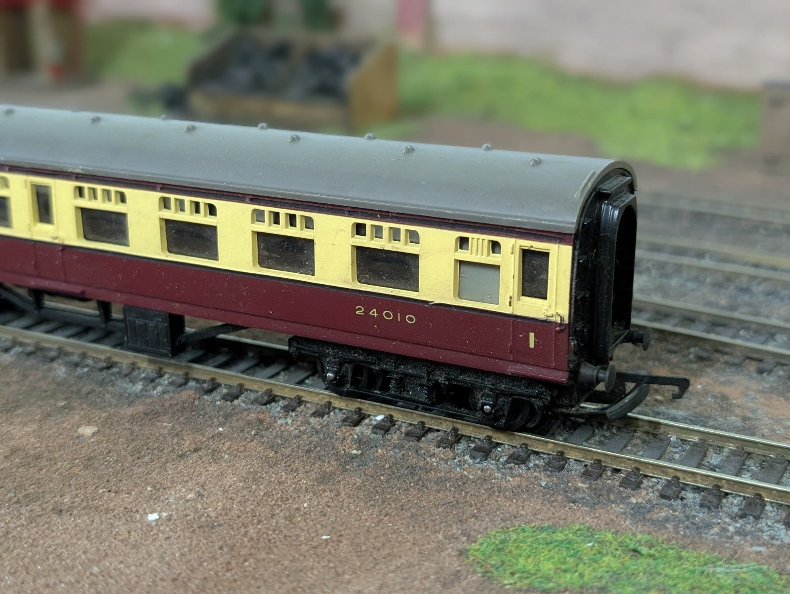 Triang OO R29/221 Maroon & Cream Coach  24010