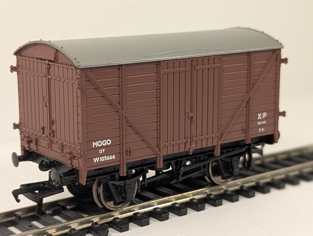 Bachmann OO Gauge 12 Ton Mogo Van Goods Van W105666 BR Brown 37-777