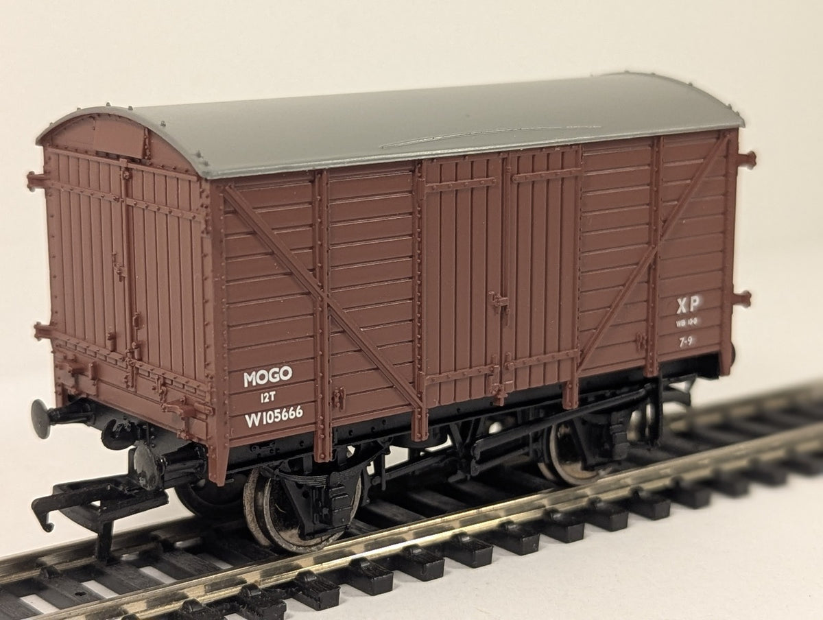 Bachmann OO Gauge 12 Ton Mogo Van Goods Van W105666 BR Brown 37-777