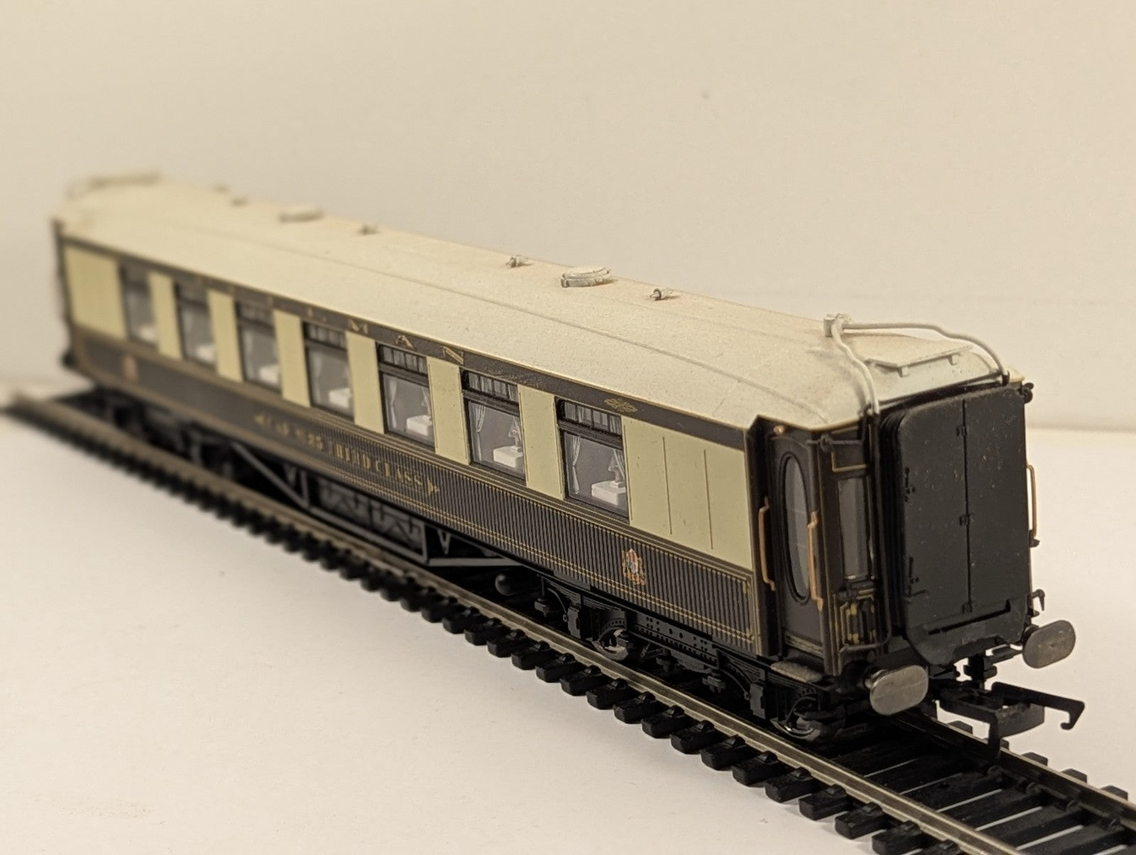 Hornby OO Gauge Pullman Car No. 35 Third Class Passenger Coach - Working Lights