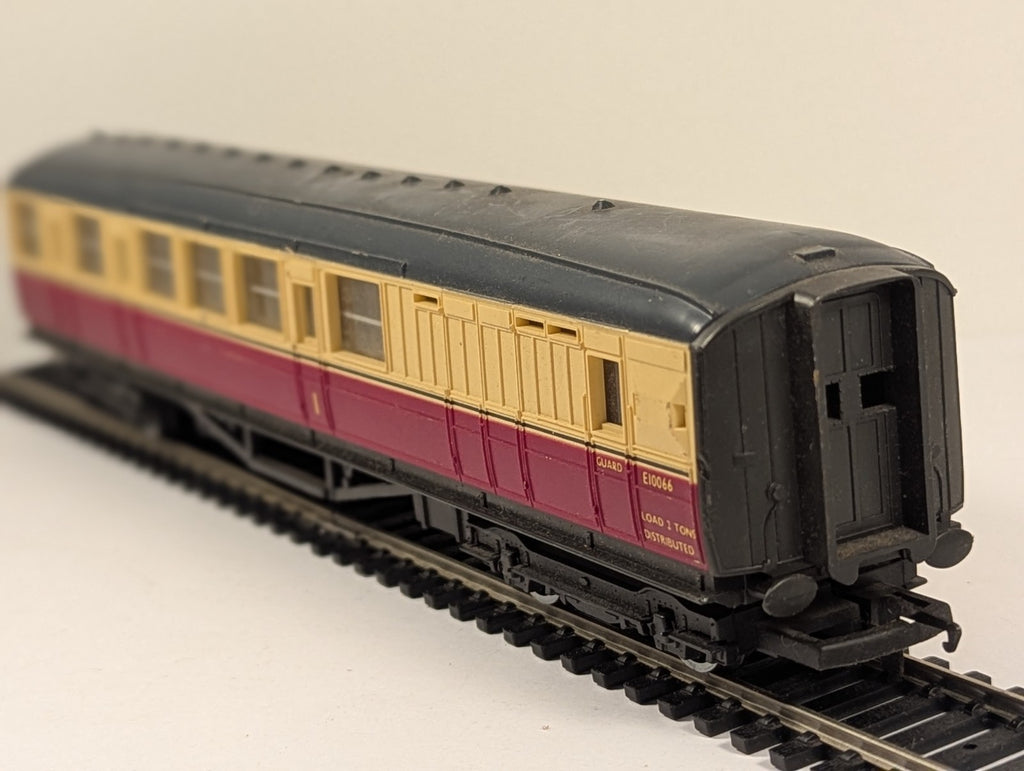 Hornby OO Gauge R410 BR Gresley Brake Coach E10066