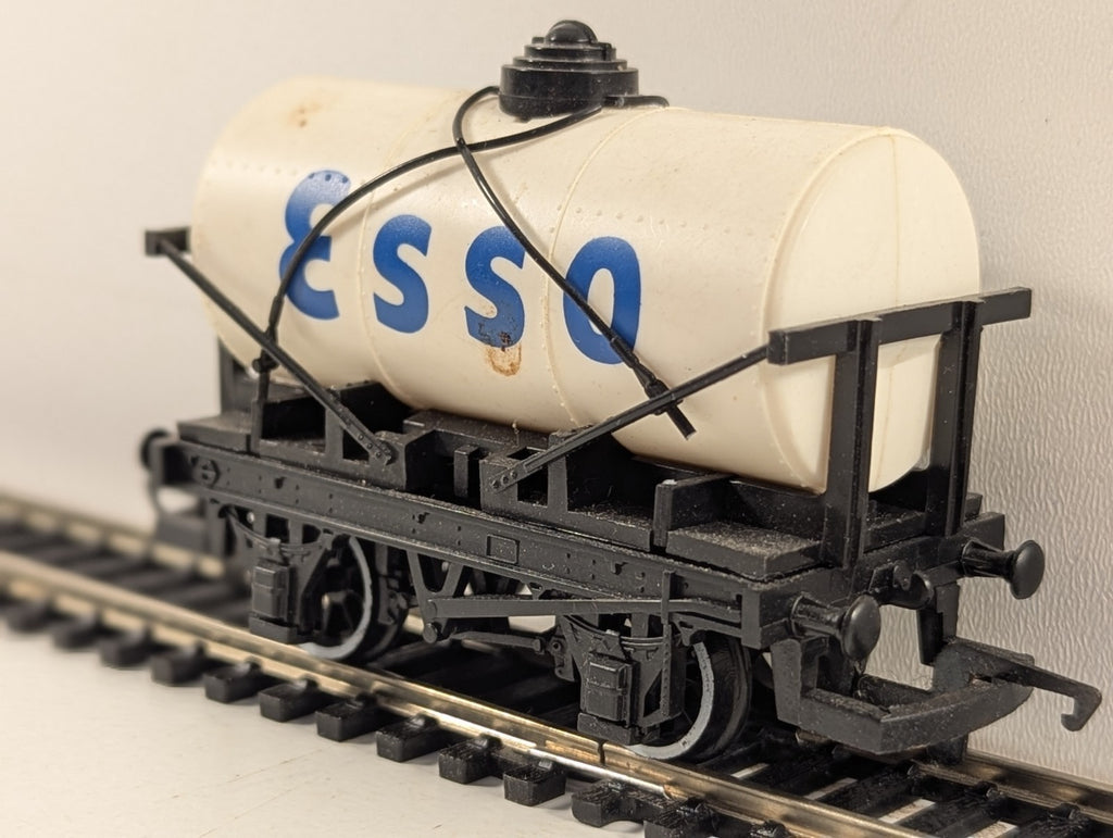Hornby R96 OO Gauge White Esso Tanker