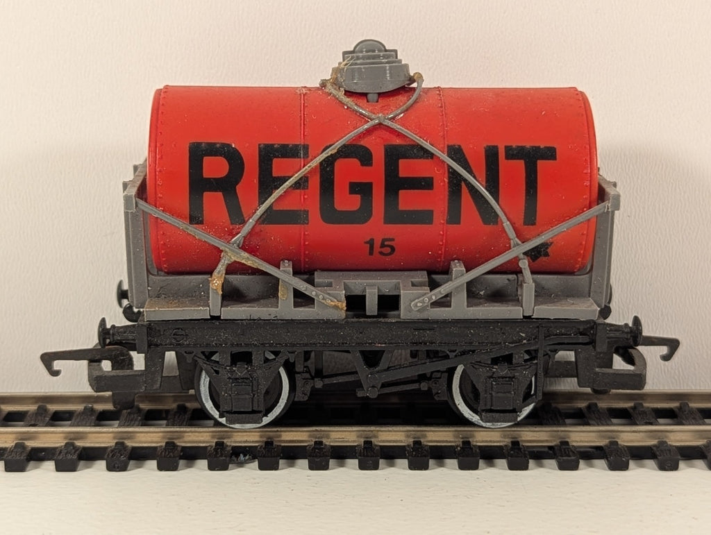 Hornby R343 OO Gauge Small Tanker (Cross Stays) – Regent