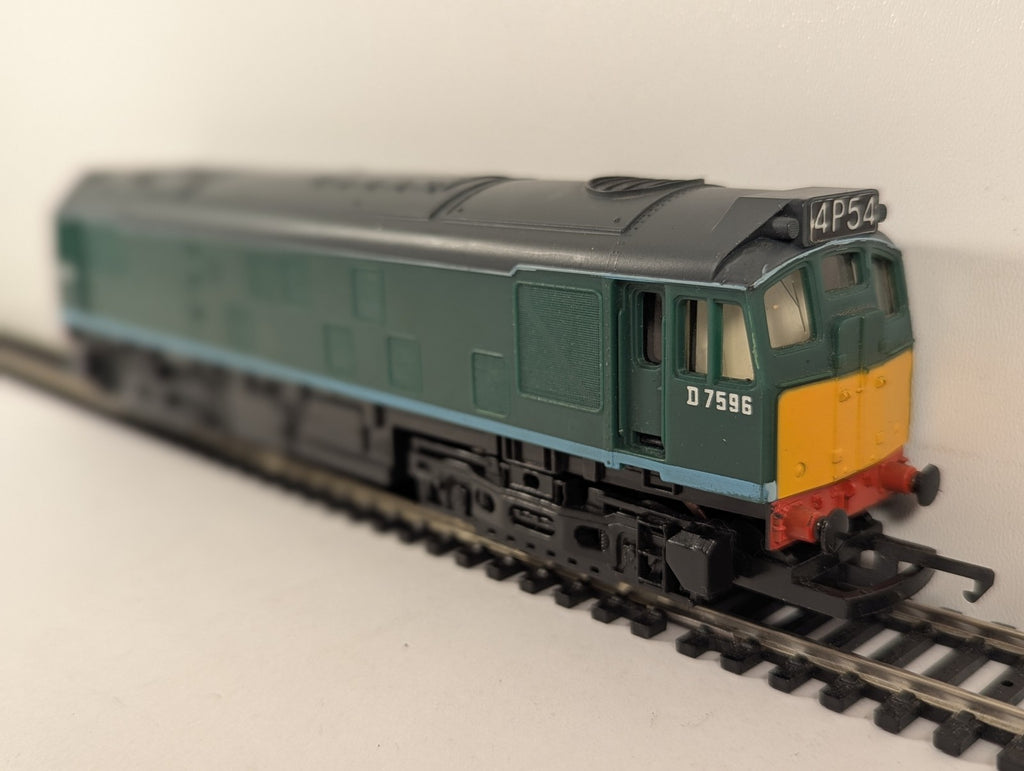Hornby OO Gauge Class 25 Diesel Locomotive D7596 BR Green R068