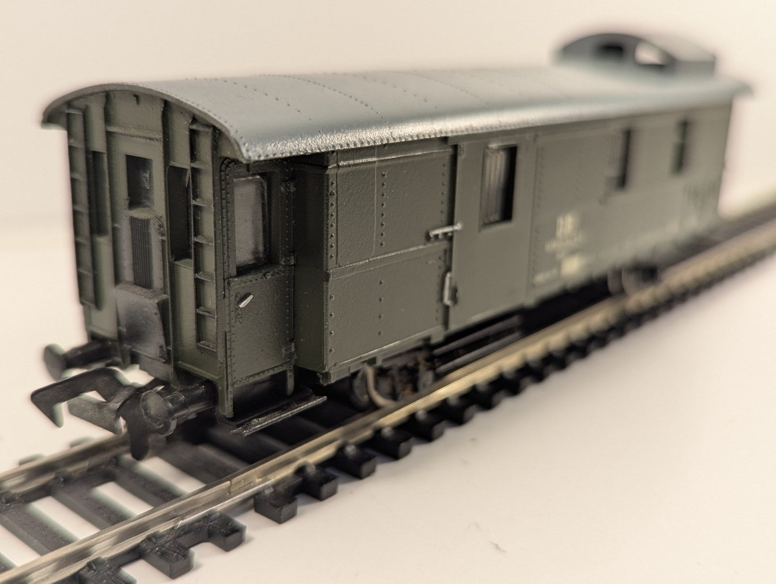 Fleischmann HO Gauge DR Daai Baggage Coach – East German Era