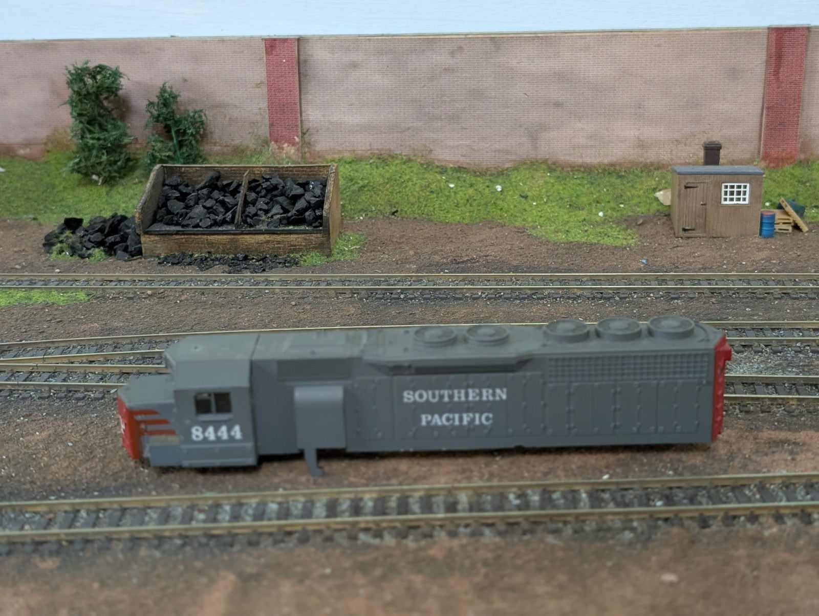 AHM HO Gauge Southern Pacific SD40 Body Shell No. 8444